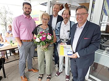 Monika Brandt erhielt den Ehrenamtspreis der Kulmbacher FDP. Unser Bild zeigt (von links) Christian Weber, Monika Brandt, Michael Otte, Georg Stoll und Thomas Nagel.