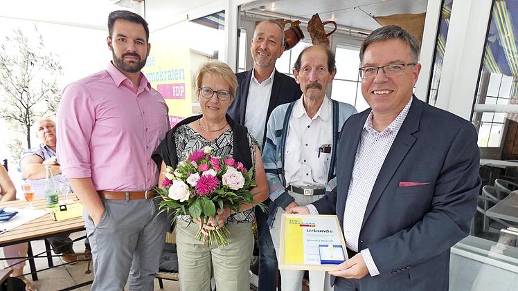 Monika Brandt erhielt den Ehrenamtspreis der Kulmbacher FDP. Unser Bild zeigt (von links) Christian Weber, Monika Brandt, Michael Otte, Georg Stoll und Thomas Nagel.