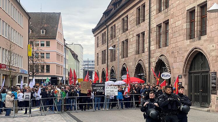 Demos in Nürnberg - Polizei muss Blockierer abwenden