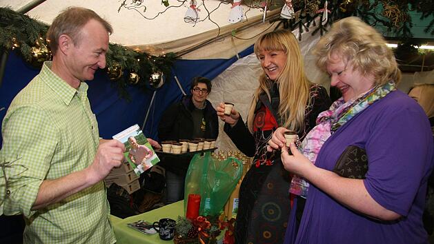 Tamara Pares (30) und ihre Mama Jana Mathes (48) nutzten bei der Ausstellung in der G&auml;rtnerei Zoike nat&uuml;rlich die Gelegenheit, um mit H&uuml;hnerwirt J&uuml;rgen Beil aus "Bauer sucht Frau zu plauschen - und ergatterten ein Autogramm f&uuml;r die Oma.  Fotos: Sonja Adam