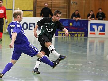 Vor einem Jahr spielten der Mitwitzer Johannes Müller (links) und Marcel Lindner vom SV Friesen noch gegeneinander. In den nächsten Wochen wollen beide  mit dem Landesligisten den Hallenmeistertitel im Kreis Kronach verteidigen. Foto:  Heinrich Weiß