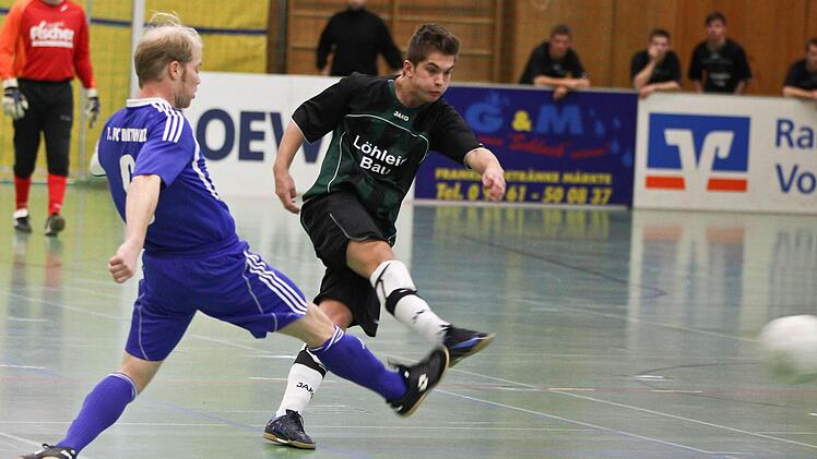 Vor einem Jahr spielten der Mitwitzer Johannes Müller (links) und Marcel Lindner vom SV Friesen noch gegeneinander. In den nächsten Wochen wollen beide  mit dem Landesligisten den Hallenmeistertitel im Kreis Kronach verteidigen. Foto:  Heinrich Weiß