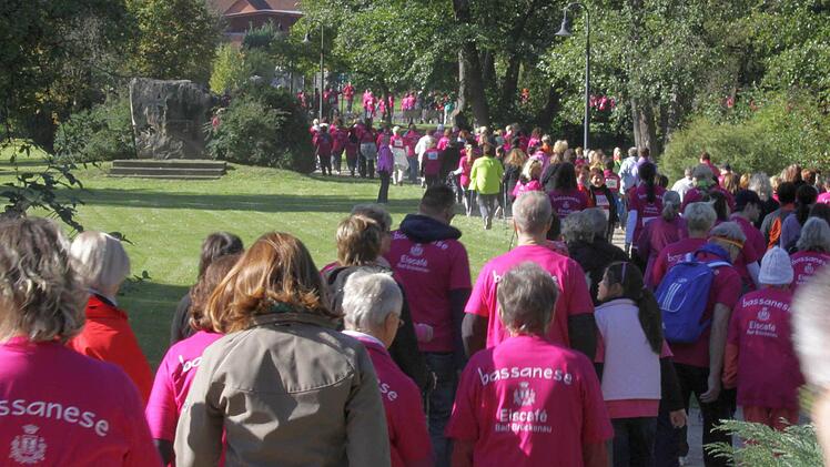 Der pinke Lindwurm wälzt sich durch den Georgipark. Foto: Thomas Dill