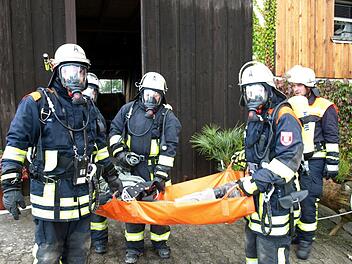 Mit der Falttrage konnte der letzte Verletzte von den beiden Atemschutztrupps der Feuerwehr Steinwiesen geborgen werden.  Foto: Susanne Deuerling