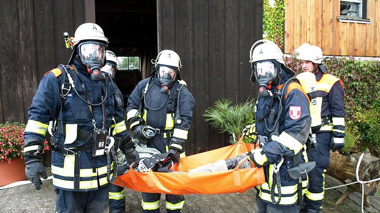 Mit der Falttrage konnte der letzte Verletzte von den beiden Atemschutztrupps der Feuerwehr Steinwiesen geborgen werden.  Foto: Susanne Deuerling