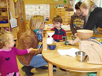 Kinderpflegerin Lara Schug (rechts) bereitet mit den Kindern Luana, Jan Levi und Jonas gesunde Leckereien zu. Foto: Heike Schülein