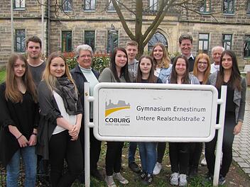 Die Schülergruppe des W-Seminars "Kinderlandverschickung" zusammen mit ihrem Seminarleiter, Studiendirektor Norbert Berger, sowie den Zeitzeugen Gisela Berls und Ralf Ungelenk Foto: Martin Koch