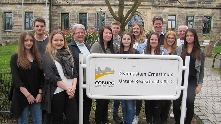 Die Schülergruppe des W-Seminars "Kinderlandverschickung" zusammen mit ihrem Seminarleiter, Studiendirektor Norbert Berger, sowie den Zeitzeugen Gisela Berls und Ralf Ungelenk Foto: Martin Koch