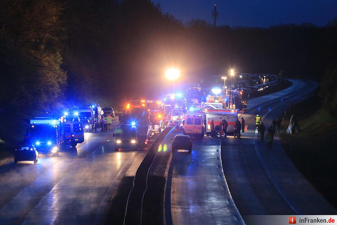 Schneeschauer löst schwere Massenkarambolage auf der A70 aus