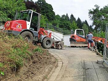 Die Arbeiten beim Kirchenumfeld in Wallenfels haben begonnen. Es ist ein schwieriges Terrain und deshalb müssen Sperrungen des Zugangs zum Friedhof vorgenommen werden.  Foto: Stadt Wallenfels