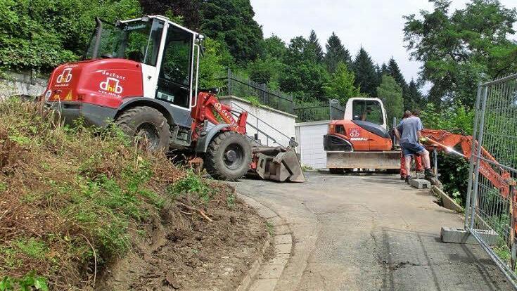 Die Arbeiten beim Kirchenumfeld in Wallenfels haben begonnen. Es ist ein schwieriges Terrain und deshalb müssen Sperrungen des Zugangs zum Friedhof vorgenommen werden.  Foto: Stadt Wallenfels