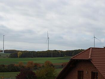 Den Bau von zwei Windrädern strebt die Energieallianz Bayern in Eltingshäuser Gemarkung an. Der Flächennutzungsplan muss geändert und ein Bebauungsplan aufgestellt werden. Unser Foto zeigt die Windräder auf Ramsthaler Gemarkung.  Foto: Stefan Geiger