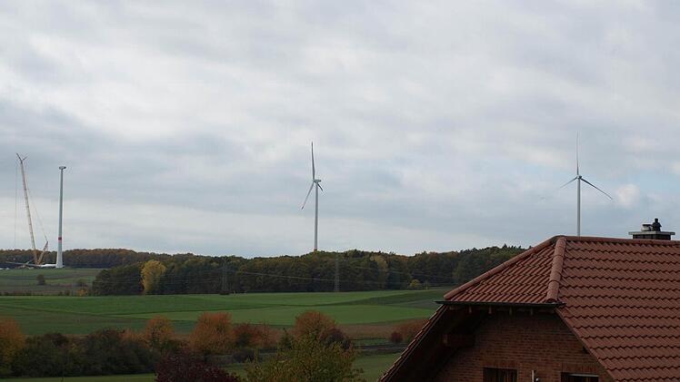 Den Bau von zwei Windrädern strebt die Energieallianz Bayern in Eltingshäuser Gemarkung an. Der Flächennutzungsplan muss geändert und ein Bebauungsplan aufgestellt werden. Unser Foto zeigt die Windräder auf Ramsthaler Gemarkung.  Foto: Stefan Geiger