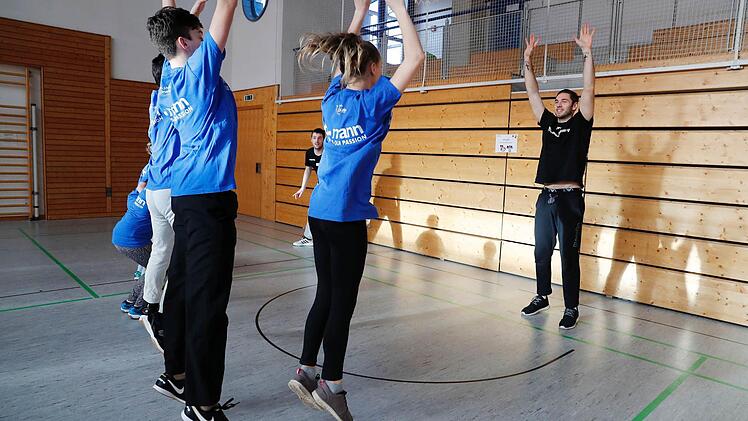 Förderschultag von Brose Bamberg am 6. Februar 2017 in der Aurachtalhalle Stegaurach: Die Basketball-Profis des Deutschen Meisters trainieren 140 Kinder. Foto: Daniel Löb