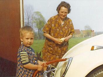 Zwei Kittelträgerinnen im Jahr 1969 (im Hintergrund meine Oma)  Foto: privat