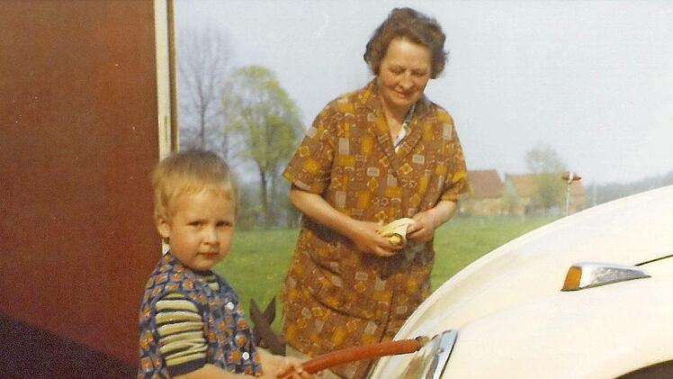 Zwei Kittelträgerinnen im Jahr 1969 (im Hintergrund meine Oma)  Foto: privat