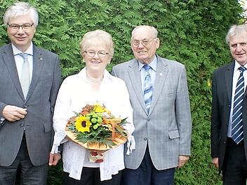 Von links: stellvertretender Landrat Rüdiger Gerst, Rita und Ignaz Welz, Bürgermeister Bruno Kellner Foto: Neubecker