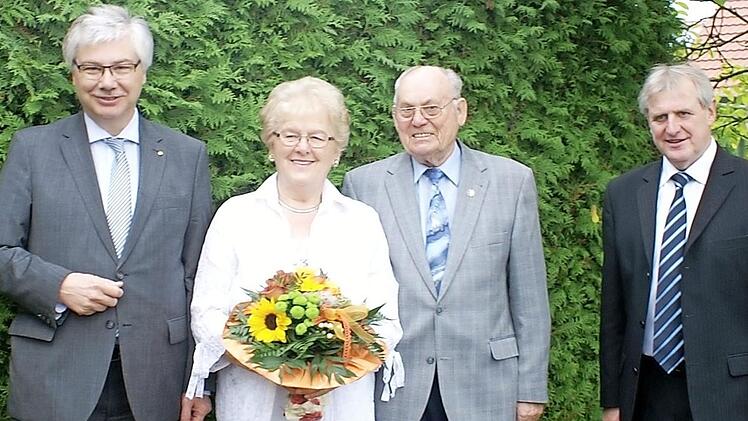 Von links: stellvertretender Landrat Rüdiger Gerst, Rita und Ignaz Welz, Bürgermeister Bruno Kellner Foto: Neubecker