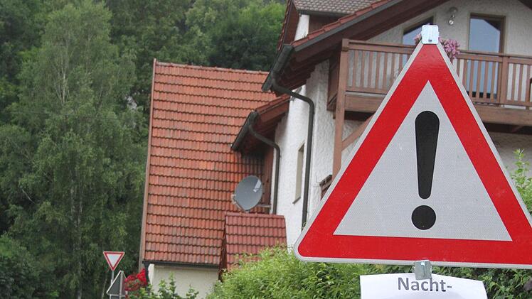 Die Vorbereitungen f&uuml;r die 24-Stunden-Wanderung war perfekt: Hinweisschilder sorgten f&uuml;r Sicherheit. Foto: Sonny Adam