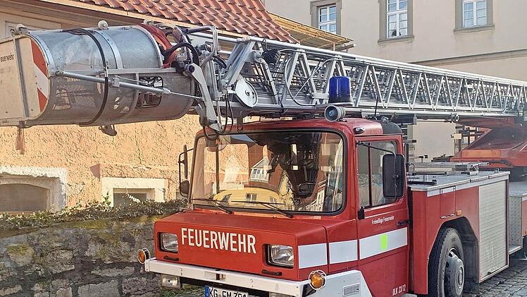 Die alte Drehleiter wird veräußert.