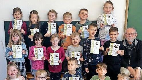 Stolz präsentieren die Vorschulkinder der Kita Pfarrweisach ihre Urkunden, die sie als Bibliotheksführerschein ausgehändigt bekamen.