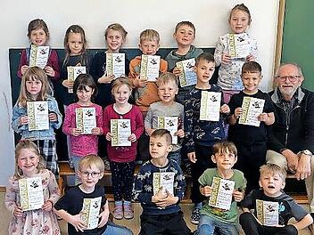 Stolz präsentieren die Vorschulkinder der Kita Pfarrweisach ihre Urkunden, die sie als Bibliotheksführerschein ausgehändigt bekamen.