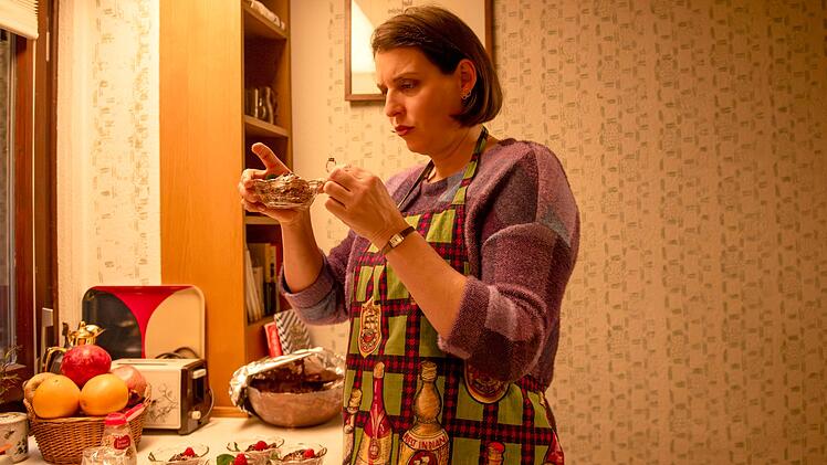 Das Dessert kann nicht warten: Eva (Elena Uhlig) steht an Weihnachten in der K&uuml;che.