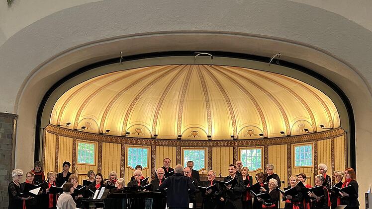 Die Kissinger S&auml;ngervereinigung begeisterte zusammen mit dem Uvi-Ensemble aus W&uuml;rzburg mit ihrem Fr&uuml;hlingskonzert in der Wandelhalle.