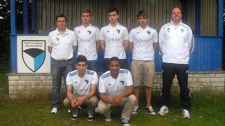 FC Herzogenaurach - SV Weilersbach. Nach einem 0:1-Rückstand schlugen die Herzogenauracher (weiße Trikots)   am letzten Spieletag der vergangenen Saison  die Weilersbacher noch mit 3:1. Dadurch beendet der FC die Saison auf dem zweiten Platz.