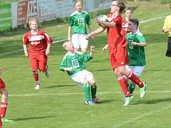 Geschickte Ballannahme: Mit David Betz, Luisa Gerlach und Maik Fella (von links) können gleich drei Akteure der SG Untererthal nicht verhindern, dass der Hammelburger Immanuel Giesewetter das Spielgerät dank guter Technik behauptet. Foto: ssp