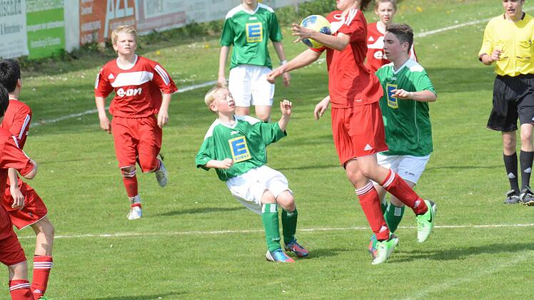 Geschickte Ballannahme: Mit David Betz, Luisa Gerlach und Maik Fella (von links) können gleich drei Akteure der SG Untererthal nicht verhindern, dass der Hammelburger Immanuel Giesewetter das Spielgerät dank guter Technik behauptet. Foto: ssp