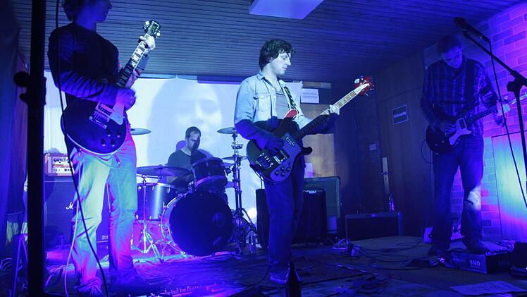 Wüste und Space: Kosmodrom spielten schön dicken Stonerrock. Seit einiger Zeit haben sich die Bands in der alten Schule Gößmannsreuth zusammengetan und eine Konzertreihe auf die Beine gestellt. Foto: Christian Bauriedel