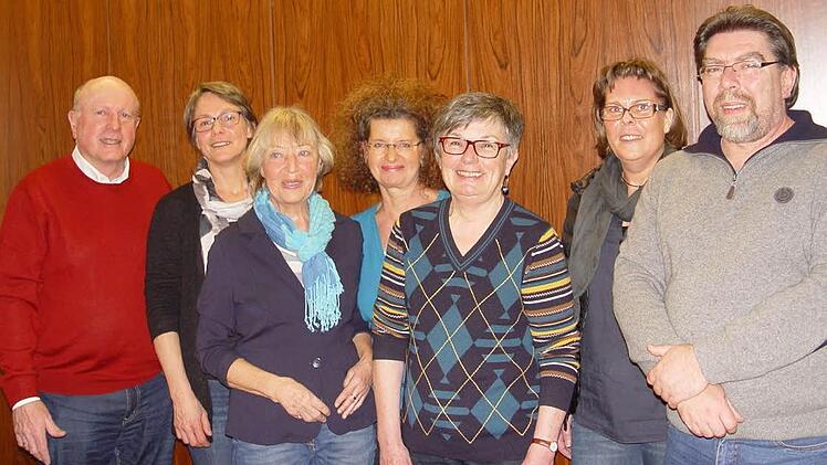 Vorstand vom Kunsthaus Bad Brückenau: Hans Dietrich Unger (v. l.), Eva Reichert-Nelkenstock, Eva Zühlke, Karin Ott, Maria Unger, Daniela Wagner und Andreas Hohmann. Cornelia Borowski fehlt auf dem Bild. Foto: Brigitta Kempe-Wolf