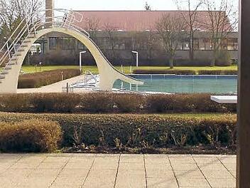 Das alte Freibad, hier kurz nach der Einweihung, dürfte bald der Vergangenheit angehören. Die Stadt baut ein modernes Familienbad mit Modellcharakter.  Foto: Archiv Schmidt