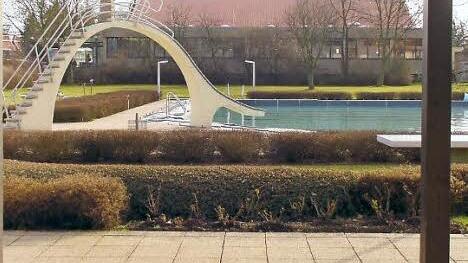 Das alte Freibad, hier kurz nach der Einweihung, dürfte bald der Vergangenheit angehören. Die Stadt baut ein modernes Familienbad mit Modellcharakter.  Foto: Archiv Schmidt
