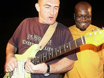 Die "Orange Shakers" sind die Hauskapelle im "Tecnet Zentrum". Am 9. Mai lassen Sänger und Gitarrist Stefan Kratovil sowie die "schwarze Perle" der Band, Sänger Larry Rayford, Blues und Soul facettenreich schillern.  Foto: Stephan Stöckel