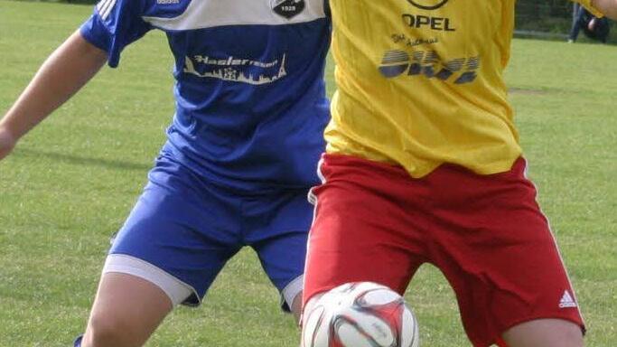 Der zweifache Eberner Torschütze Simon Fischer behauptet sich am Ball.