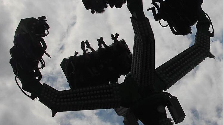 Dem Himmel 24 Meter näher als üblich sind die Fahrgäste von "The Beast" an dessen höchsten Punkt. Foto: Lena Alt