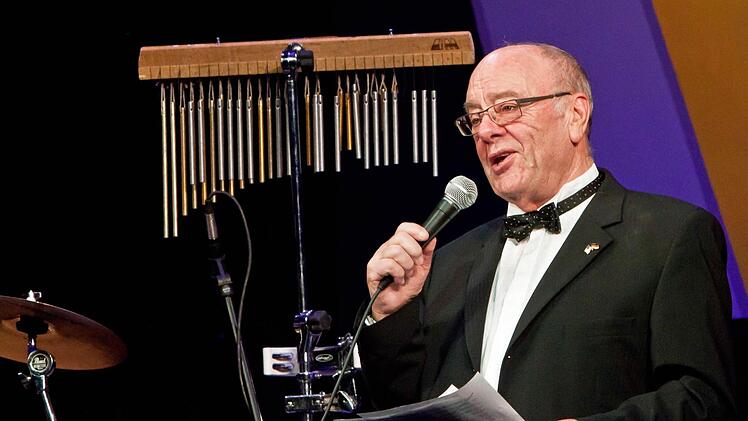 Peter Wicklein, der künstlerische Leiter der Sonneberger Jazztage, begrüßte Klaus Doldinger & Passport.Foto: Jochen Berger