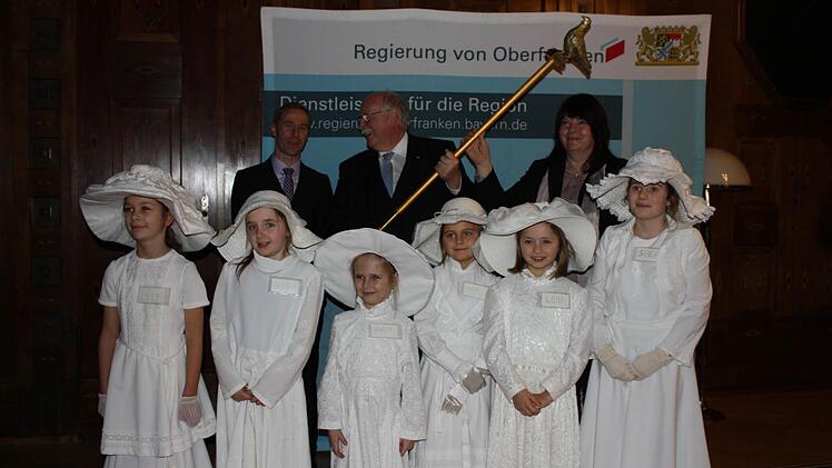 Über "ganz charmanten" Besuch freute sich Oberfrankens Regierungspräsident Wilhelm Wenning (Mitte) bei der Übergabe der Friedenstaube des Landshuter Künstlers Richard Hillinger an die Vorsitzende des Friedensmuseums Meeder, Elke Bräutigam (rechts). Über die Auszeichnung freuten sich Meeders Bürgermeister Bernd Höfer (links) und die sechs "Anna B. Ecksteins" Lilli, Nike, Miria, Mia, Leni und Svea. Foto: Henning Schuster