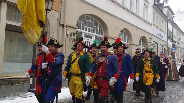 Die historischen Gruppen zogen vom Alten Rathaus zur Stadtpfarrkirche. Foto: Heike Schülein