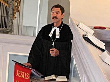 Dekan Jürgen Blechschmidt aus Rügheim kam als Geburtstagsgratulant und hielt die Festpredigt. Foto: Helmut Will