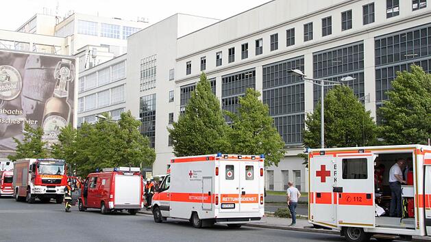 Feuerwehr und Rettungsdienst waren beim Brand am Mittwoch, 27. Juli, im "Fritz"-Einkaufszentrumm mit zahlreichen Kr&auml;ften und Fahrzeugen im Einsatz. Foto: Jochen N&uuml;tzel