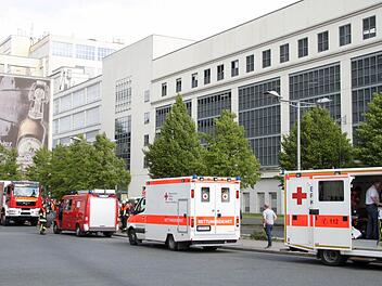 Feuerwehr und Rettungsdienst waren beim Brand am Mittwoch, 27. Juli, im "Fritz"-Einkaufszentrumm mit zahlreichen Kräften und Fahrzeugen im Einsatz. Foto: Jochen Nützel