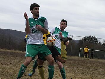 Eng am Mann: Thomas Vorndran (links) und Kapitän Benedikt Carton (beide SV Riedenberg) nehmen einen Thulbaer in die Zange.Hopf
