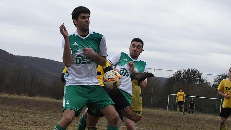 Eng am Mann: Thomas Vorndran (links) und Kapitän Benedikt Carton (beide SV Riedenberg) nehmen einen Thulbaer in die Zange.Hopf