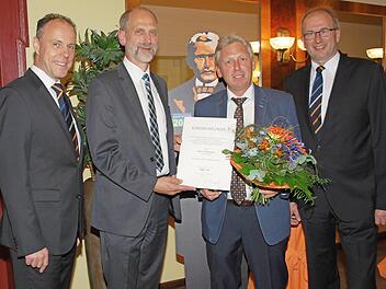 25 Jahre im Sinne Raiffeisens: Aufsichtsratsmitglied Rainer Haberkamm (2. v. r.) freut sich zusammen mit den Vorstandsmitgliedern Johannes Hofmann (l.) und Hans-Peter Lechner (r.) sowie Aufsichtsratsvorsitzendem Martin Mehl &uuml;ber seine Auszeichnung. Foto: privat