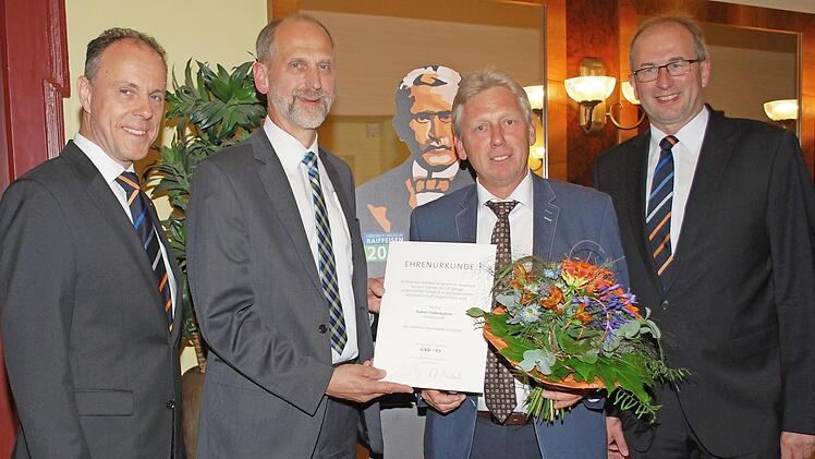 25 Jahre im Sinne Raiffeisens: Aufsichtsratsmitglied Rainer Haberkamm (2. v. r.) freut sich zusammen mit den Vorstandsmitgliedern Johannes Hofmann (l.) und Hans-Peter Lechner (r.) sowie Aufsichtsratsvorsitzendem Martin Mehl &uuml;ber seine Auszeichnung. Foto: privat