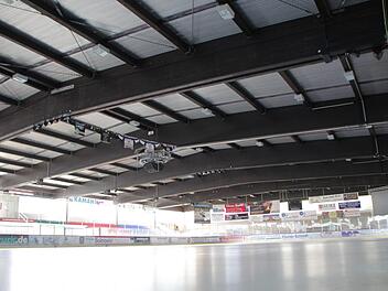 Eisfläche, Bande und Dach müssten im Höchstadter Eisstadion erneuert werden.  Foto: Andreas Dorsch