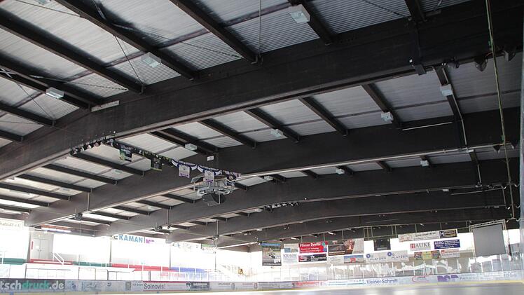 Eisfläche, Bande und Dach müssten im Höchstadter Eisstadion erneuert werden.  Foto: Andreas Dorsch